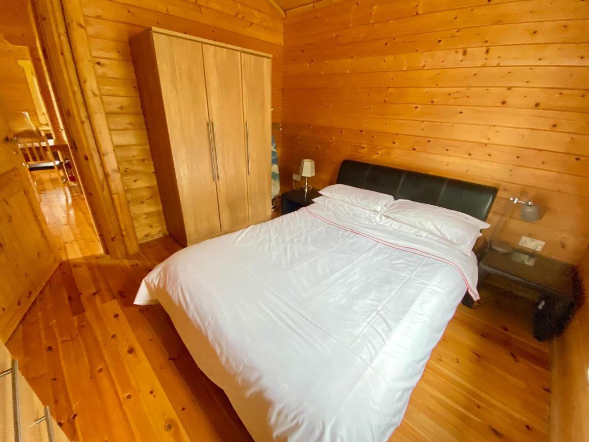 Chalet Maple, Pochard 1